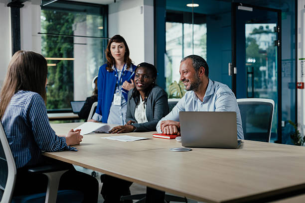 Réussir un design print Lyon performant repose sur une méthode claire et structurée. De la définition du brief à la collaboration