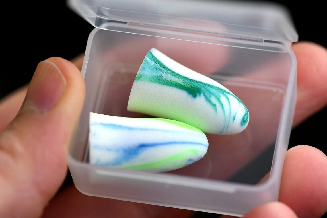 Deux bouchons d'oreille colorés dans une boîte transparente